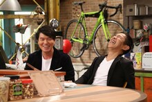 ナインティナイン岡村と、初回ゲストのヒロミ（左）。(c)関西テレビ