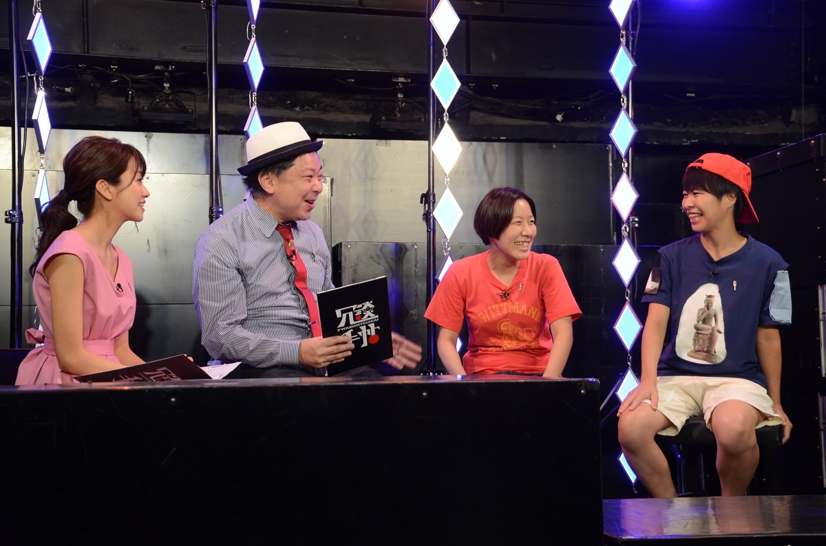 左から曽田茉莉江、鈴木おさむ、Aマッソ。(c)BSフジ