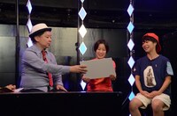 左から鈴木おさむ、Aマッソ。(c)BSフジ