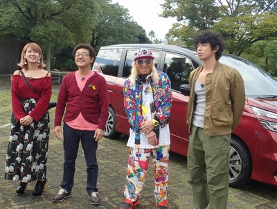 「旅ずきんちゃん」に出演する（左から）岡井千聖、具志堅用高、DJ KOO、品川庄司・庄司。(c)CBC