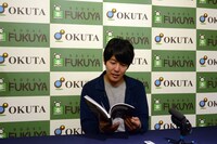 囲み取材に応じるうしろシティ阿諏訪。