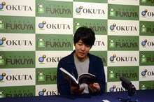 囲み取材に応じるうしろシティ阿諏訪。