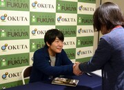 ファンと握手するうしろシティ阿諏訪。