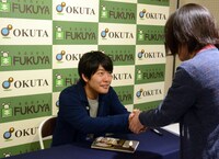 ファンと握手するうしろシティ阿諏訪。