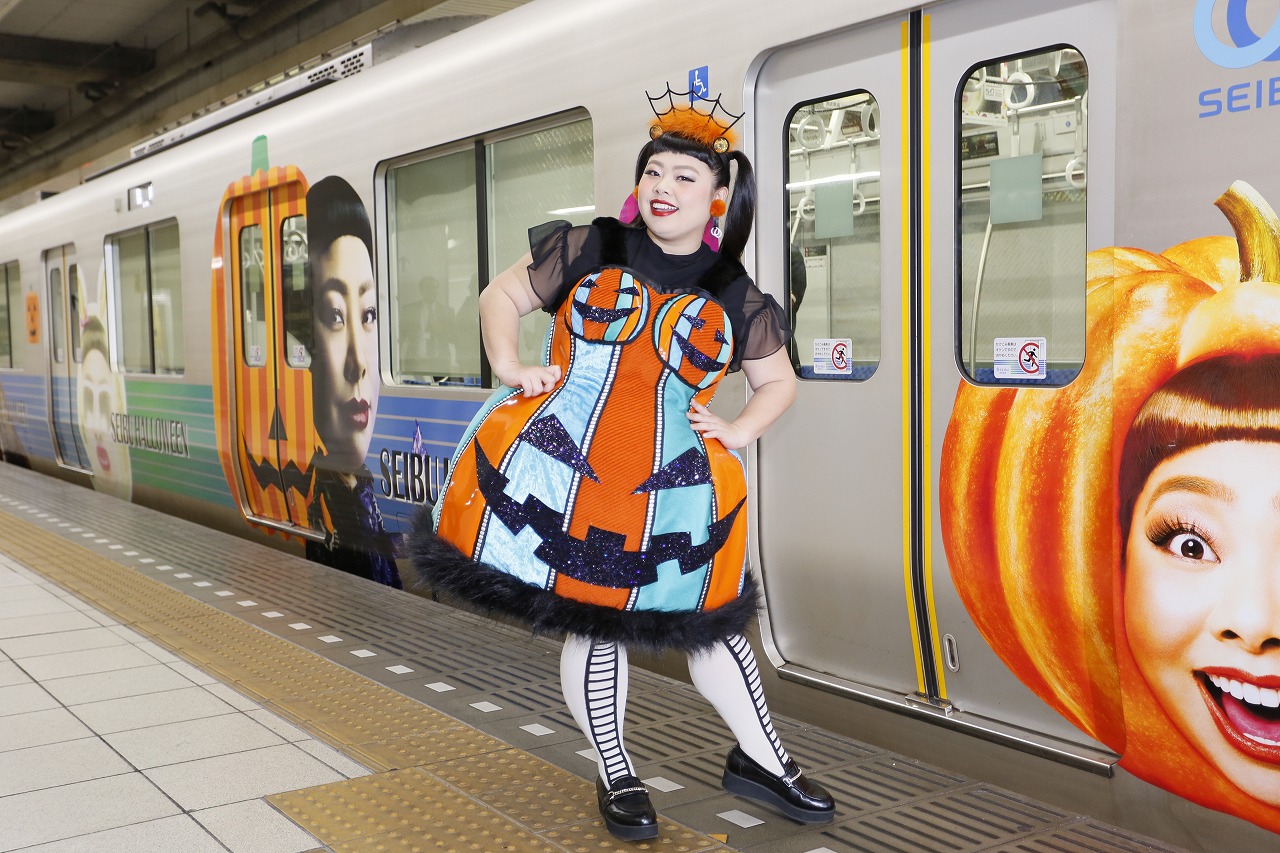 自身のラッピング電車を背にポーズを取る渡辺直美。