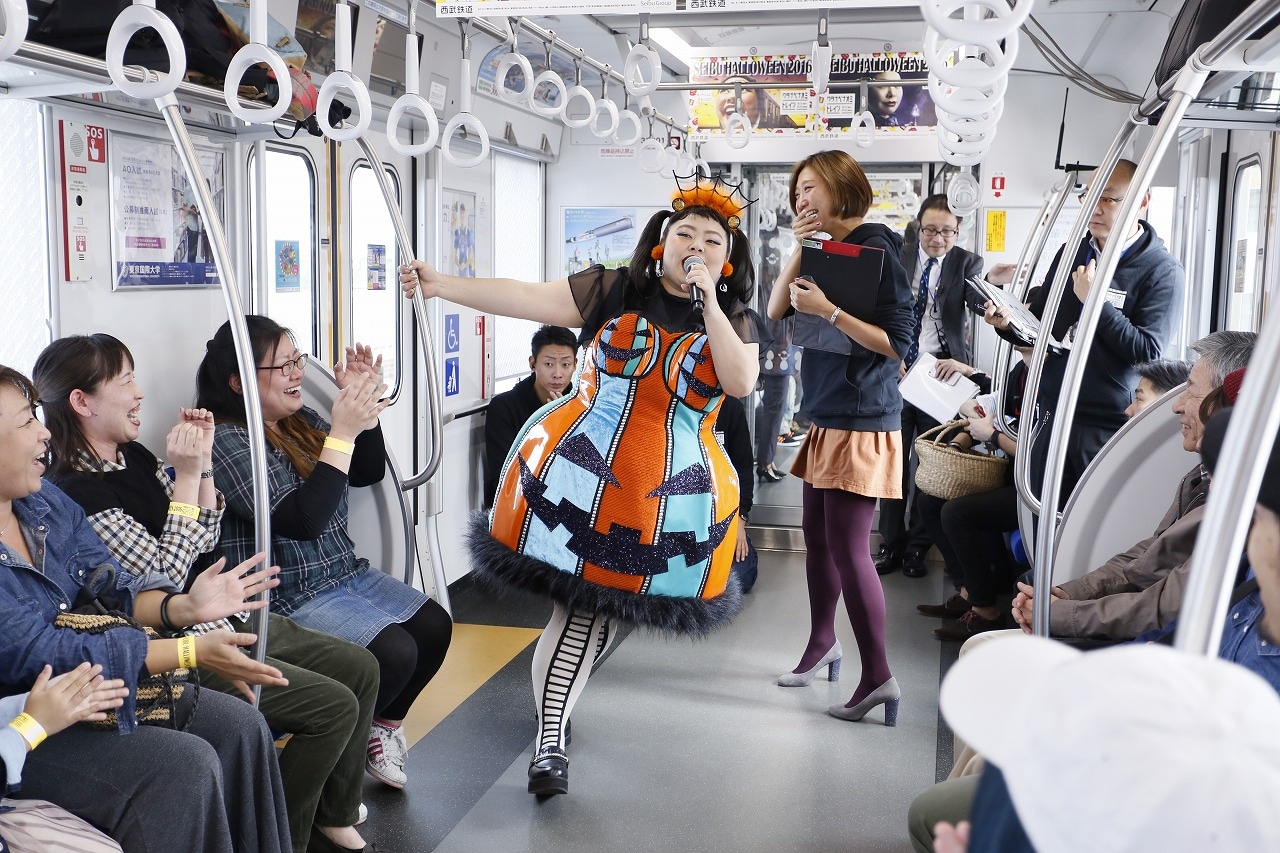 「SEIBU HALLOWEEN 2016 ワタナベナオミトレイン」に登場した渡辺直美（中央）。