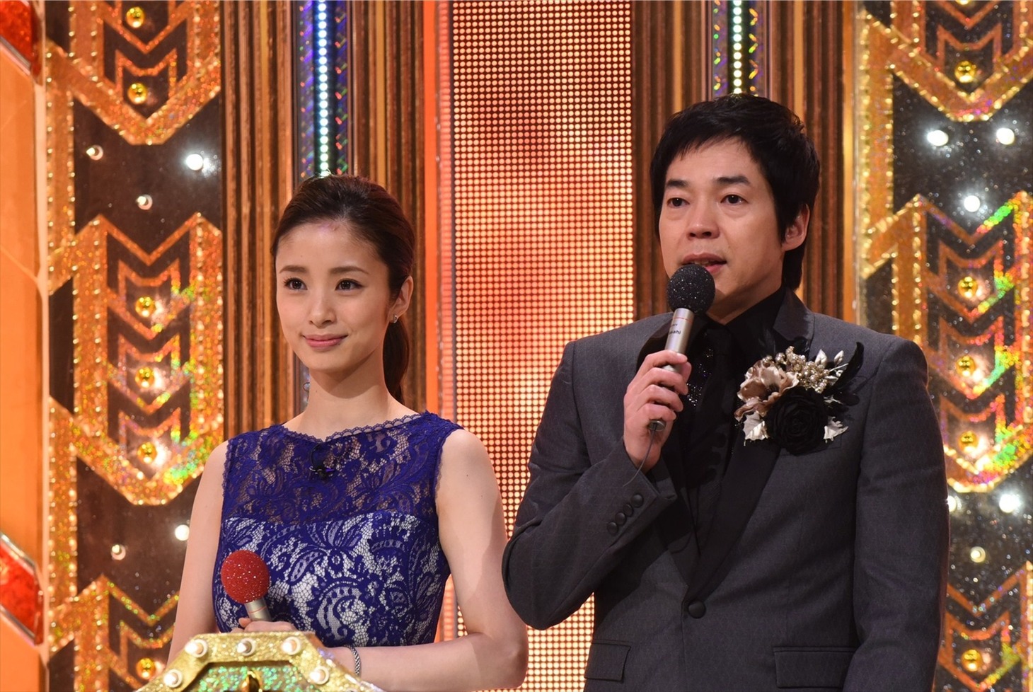 「M-1グランプリ2016」で、昨年の2015年大会に続いてMCを務める今田耕司と上戸彩（左）。(c)M-1グランプリ事務局