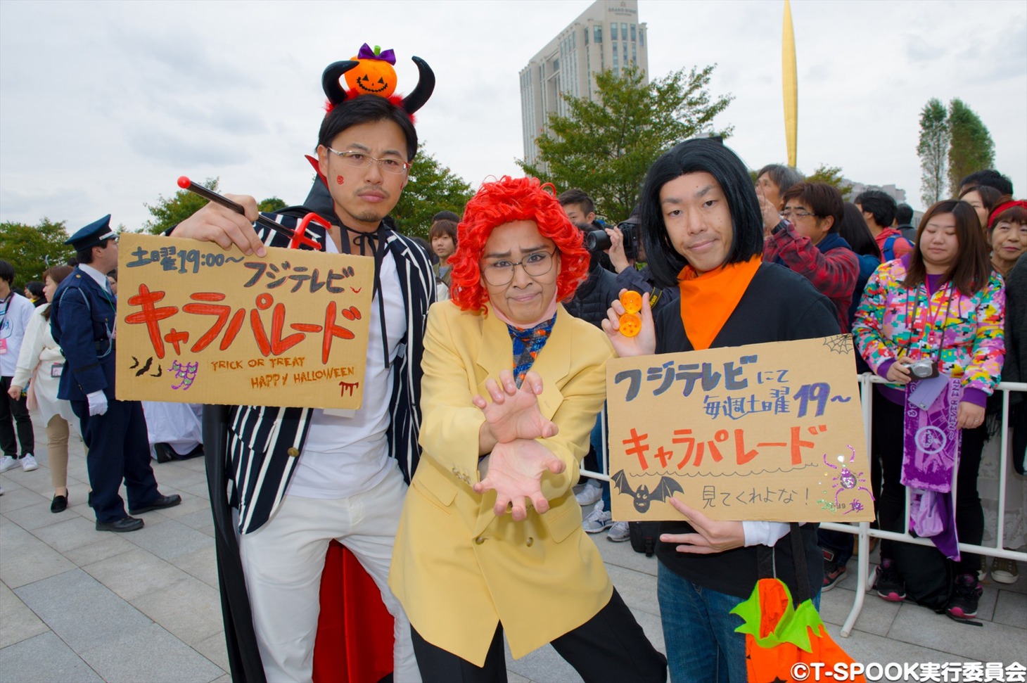 ハロウィンイベント「めざましテレビ presents T-SPOOK ～TOKYO HALLOWEEN PARTY～」の仮装パレードに登場した（左から）アルコ＆ピース平子、アイデンティティ。