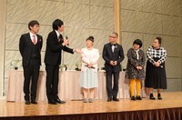 左から博多華丸・大吉、森三中・村上、石原和幸、おかずクラブ。