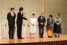 左から博多華丸・大吉、森三中・村上、石原和幸、おかずクラブ。