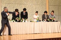 「ベジタブル盆栽」に挑戦する一同。