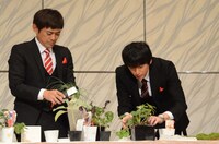 「ベジタブル盆栽」に挑戦する博多華丸・大吉。