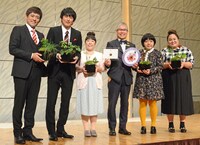 左から博多華丸・大吉、森三中・村上、石原和幸、おかずクラブ。