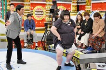 「痛快！明石家電視台」でぽっちゃりの苦労を語る酒井藍。(c)MBS