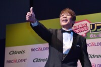 「チッチキチー」を披露する大木こだま。