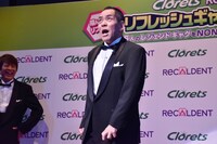 「おさむちゃんです！」を披露する、ぼんちおさむ。