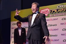 「ドゥーン！」を披露する村上ショージ。