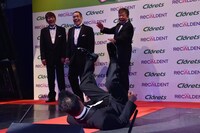 「触覚抜いたん誰や？」というギャグを披露する間寛平（中央）。