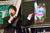 AR動画を紹介するNON STYLE井上。