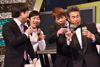 スマホを使ったAR動画の視聴に挑み、苦戦した間寛平（右端）。