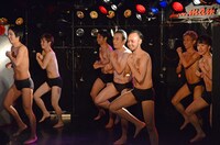 「ラ・ママ新人コント大会」初日のオープニングの様子。