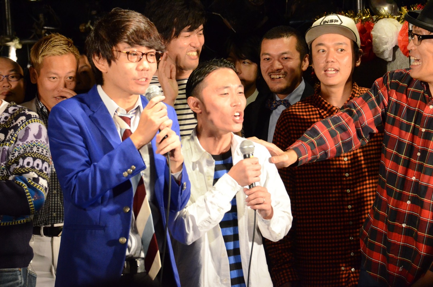 エンディングでステージ前方に引っ張り出された三四郎・小宮とカミナリ石田。