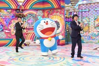 「ドラえもん」のミニコーナー「びっくりラッキーマンボ！」でダンスを踊る、ドラえもんと雨上がり決死隊。(c)藤子プロ・小学館・テレビ朝日・シンエイ・ADK