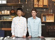 新番組「金曜日くらい褒められたい」MCの（左から）小籔千豊、宮沢氷魚。(c)BS朝日