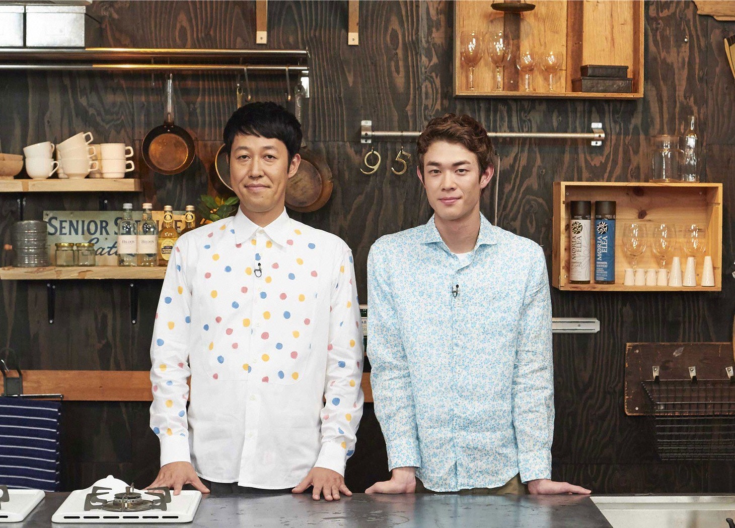 新番組「金曜日くらい褒められたい」MCの（左から）小籔千豊、宮沢氷魚。(c)BS朝日