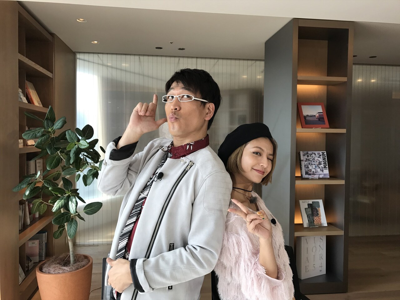 新番組「イクゼ、バンド天国!!」MCの（左から）古坂大魔王、大石参月。(c)BS-TBS