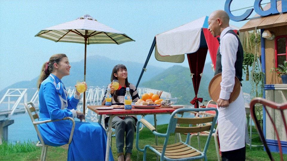 「オランジーナ」の新作テレビCM「恋の予感篇」に出演するバイきんぐ小峠（右）。