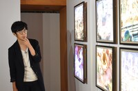 展示について解説するキングコング西野。