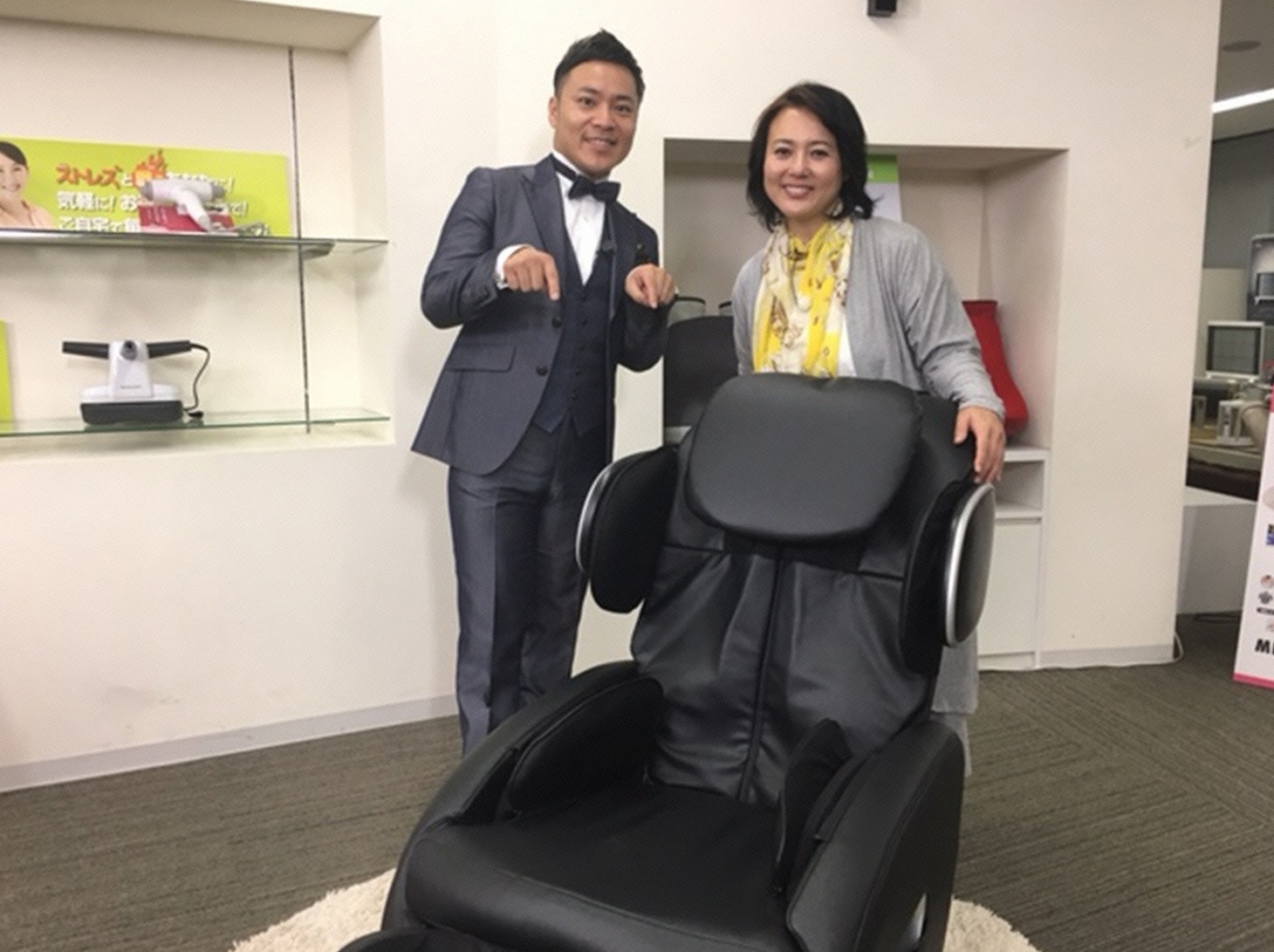 左からランディーズ高井、杉田かおる。(c)読売テレビ