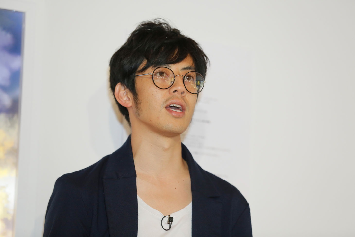 囲み取材に応じるキングコング西野。