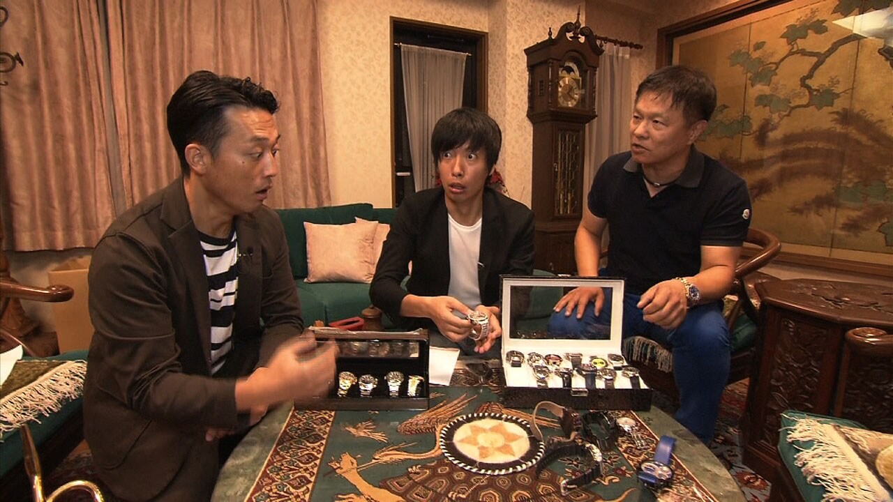 高級時計のコレクションを披露するパンヂー陳（右）とそれに驚く藤崎マーケット。(c)MBS