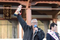 トロフィーを掲げる大竹まこと。