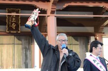 トロフィーを掲げる大竹まこと。