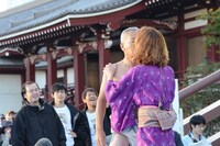 大竹まことにキスする呼出役のタブレット純。