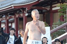 突然のキスに驚く大竹まこと。