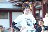 対戦相手の室照美アナウンサーを睨みつける光浦靖子。