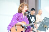 歌も披露したタブレット純。