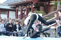 室照美アナウンサーを寄り倒す光浦靖子。