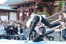 室照美アナウンサーを寄り倒す光浦靖子。