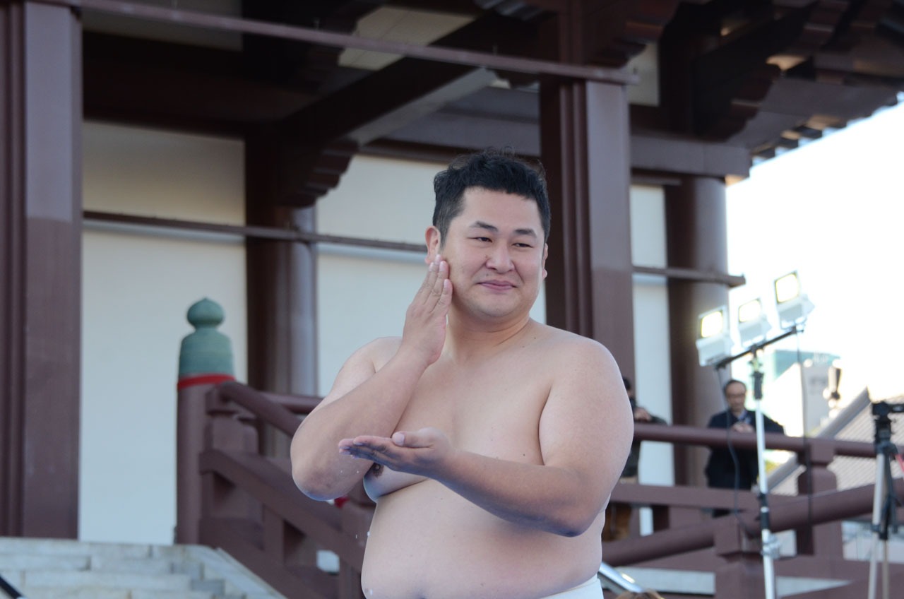 肌に塩をすり込むオテンキのり。