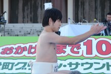 手水を切るオジンオズボーン篠宮。