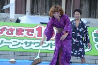 土俵を掃くタブレット純。