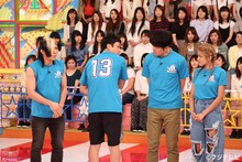 「VS嵐 300回記念スペシャル」より、歌広場淳、アンジャッシュ児嶋、土田晃之、ローラ（左から）。