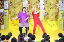 「金曜★ロンドンハーツ」の「子供に大ウケ-1グランプリ」に出演するメイプル超合金。(c)テレビ朝日