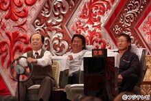 （左から）次長課長・河本、長州力、天龍源一郎。