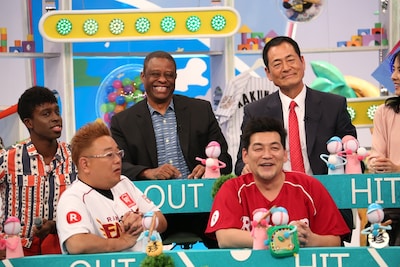 「中居正広のプロ野球珍プレー好プレー大賞2016」に出演するサンドウィッチマン（前列）と、ウォーレン・クロマティ（後列中央）。(c)フジテレビ